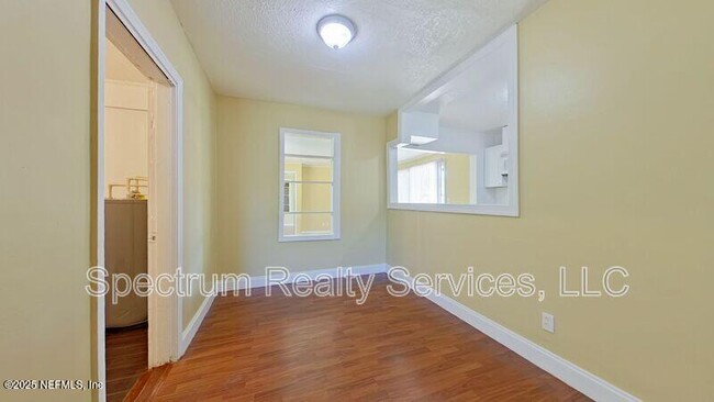 Foto del edificio - 1162 Lake Forest Blvd