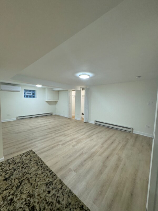 Building Photo - 2846 W Farragut Ave