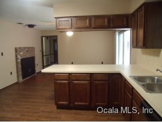Building Photo - PRIVATE, 3 BEDROOM 2 BATH, 2 CAR GARAGE, W...