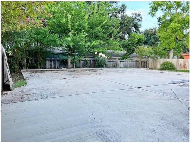 Building Photo - 9006 Roos Rd