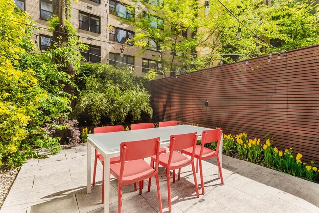 Foto del edificio - 323 E 51st St