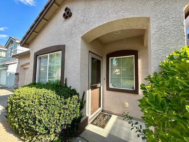 Building Photo - Beautiful 3 Bedroom 2.5 Bathroom in Gated ...