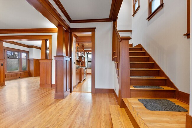 Building Photo - 3 Bd / 2.5 Ba Seattle Home