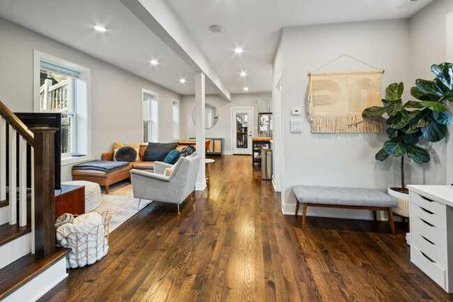 Building Photo - 2134 W Shakespeare Ave