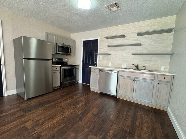 Foto del edificio - 1715 NW Lindy- AVAILABLE NOW!