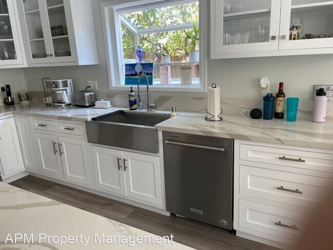 Building Photo - 4 br, 2.5 bath House - 15372 Loretta Drive