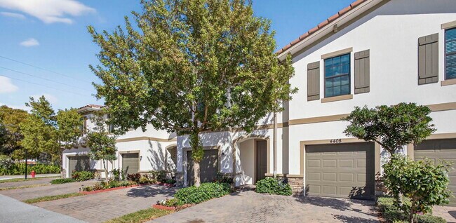 Foto del edificio - 4408 Hemlock Dr