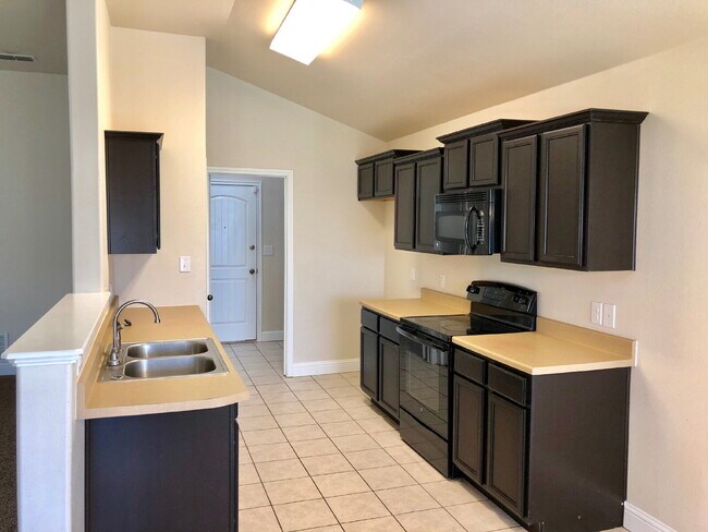 Building Photo - Beautiful Home - Southwest Lubbock