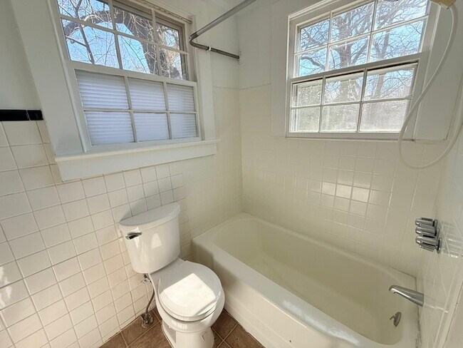 Foto del edificio - ADORABLE cottage close to everything!