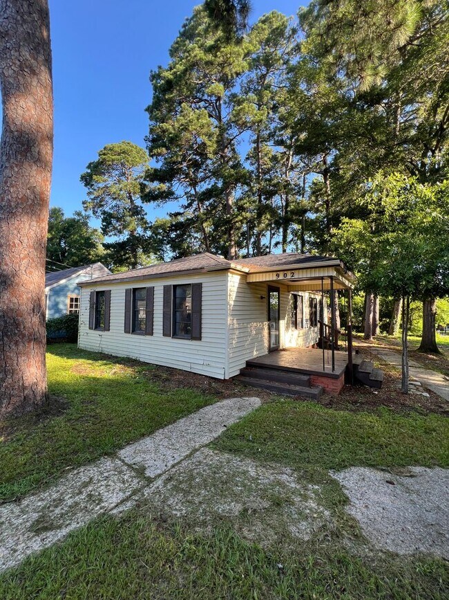 Building Photo - Corner Lot! 3 bed, 2 bath!