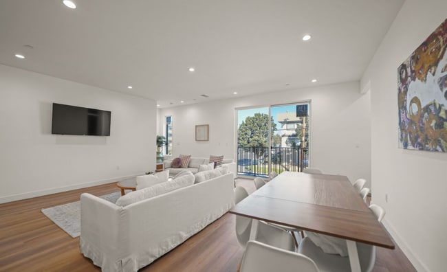 Foto del edificio - RECENTLY RENOVATED TOWNHOME | 5 BED 5 BATH | PRIVATE ROOFTOP DECK |  PET FRIENDLY | SPACIOUS BEDR...