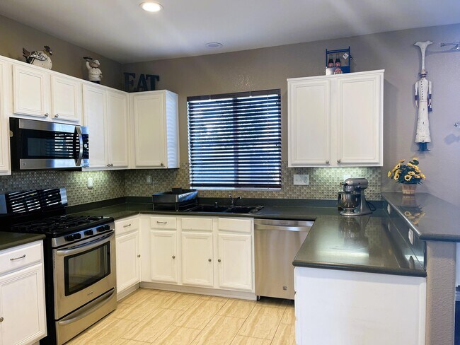 Building Photo - 37701 Tamarind Ct
