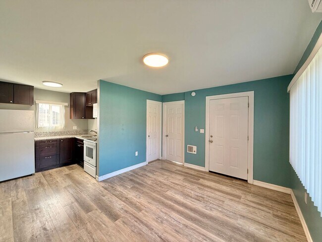 Foto del edificio - 4041-43 National Ave