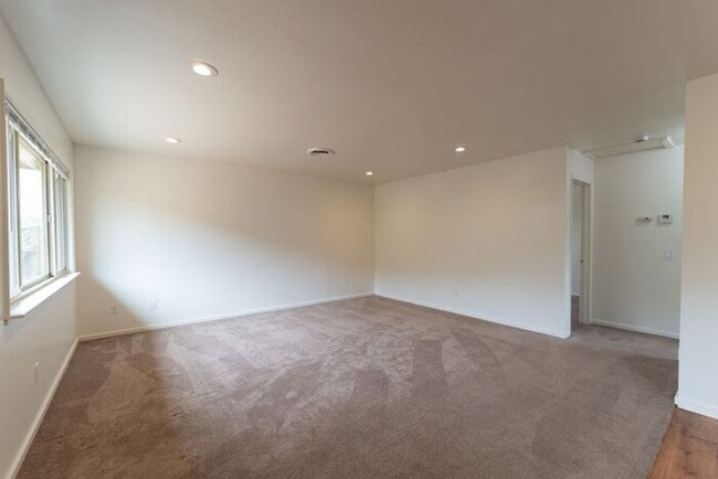 Building Photo - 2 Bedroom in Marina with Private Yard!