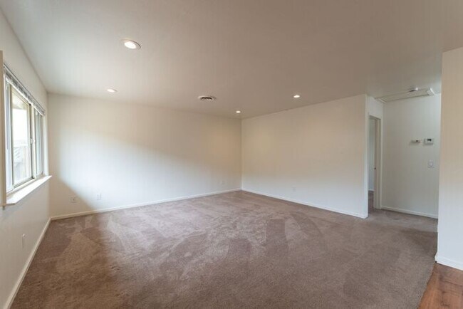 Foto del edificio - 2 Bedroom in Marina with Private Yard!