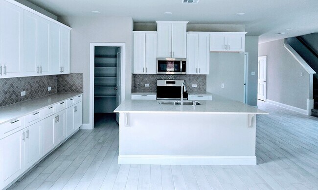 Foto del edificio - Brand-New Build in Prime Location | 4 Beds, 3 Baths, Peace & Proximity