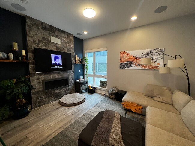 Living room with 5.1 surround sound - 1933 Grove St