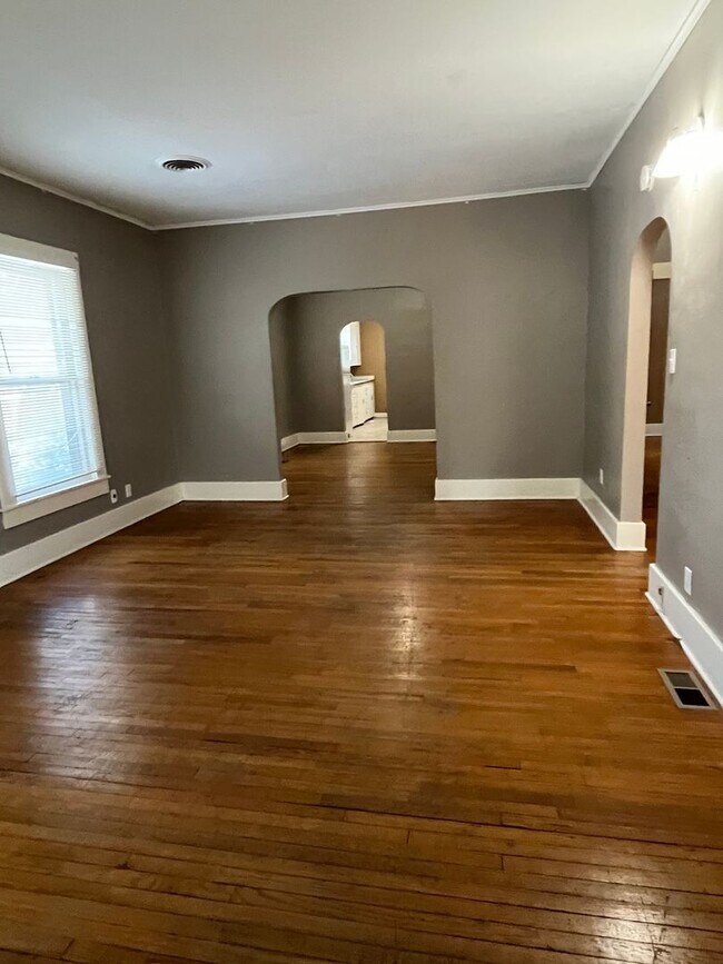 Foto del edificio - Large 3 bedroom 1 bath steps away from PSU...