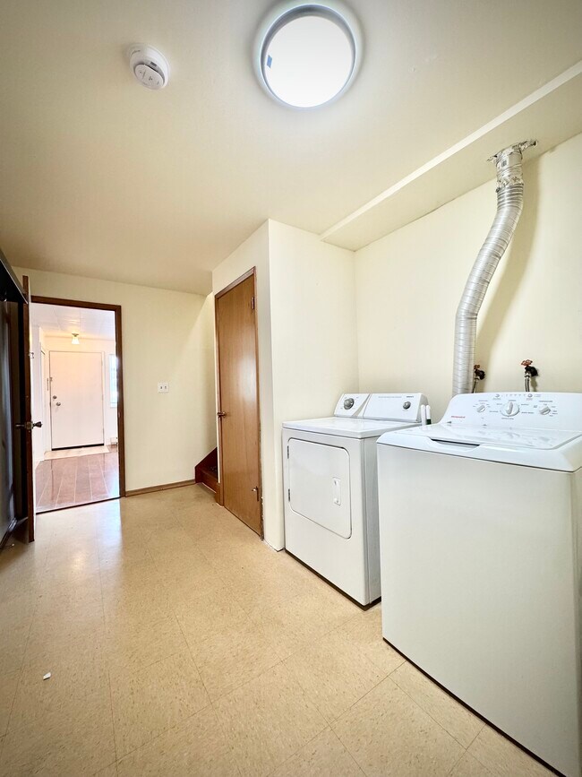 Foto del edificio - 3022 22nd Ave W