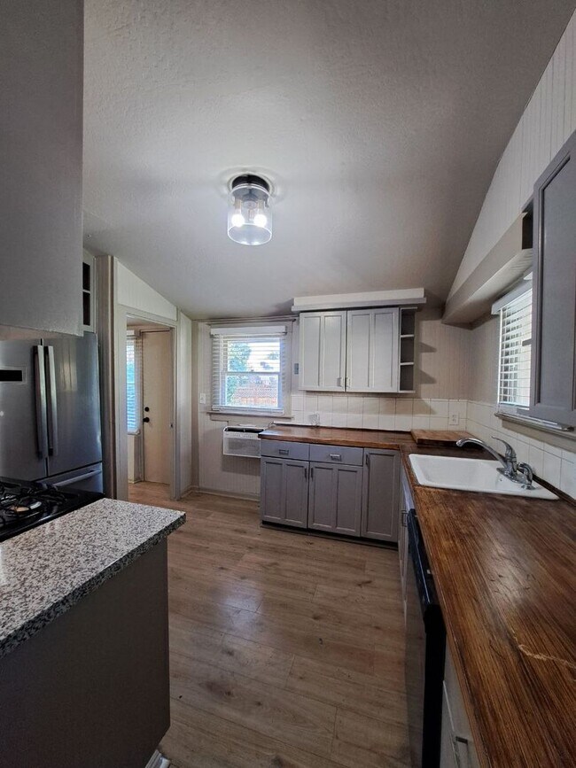 Foto del edificio - 827-829 E Dudley Ave