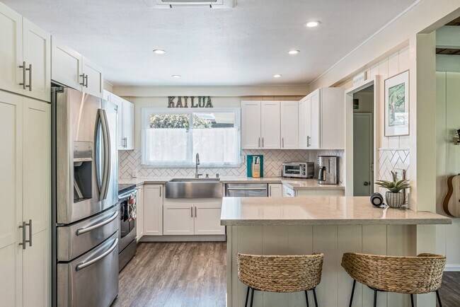 Building Photo - Fully Furnished 4 bedroom, 2 bath, One Blo...