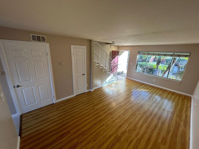 Foto del edificio - 2 Bedroom 1.5 Bath Townhome. Gated Community. Upgraded & 2 Parking Spaces