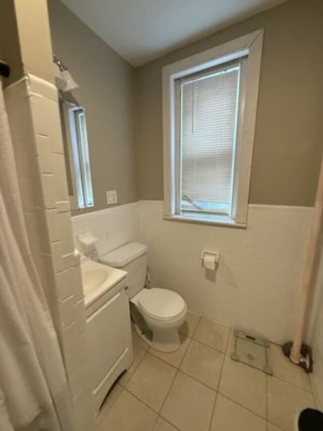 Building Photo - KENMORE 2 Bedroom Apt. - 9/1/26 (NO BROKER FEE)