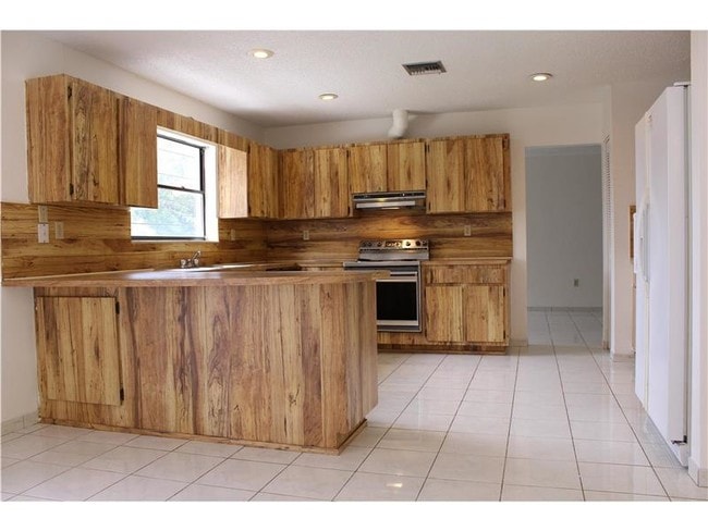 Building Photo - 2030 SW 132nd Ave
