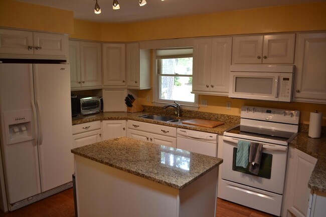 Foto del edificio - 861 Hawthorne Dr
