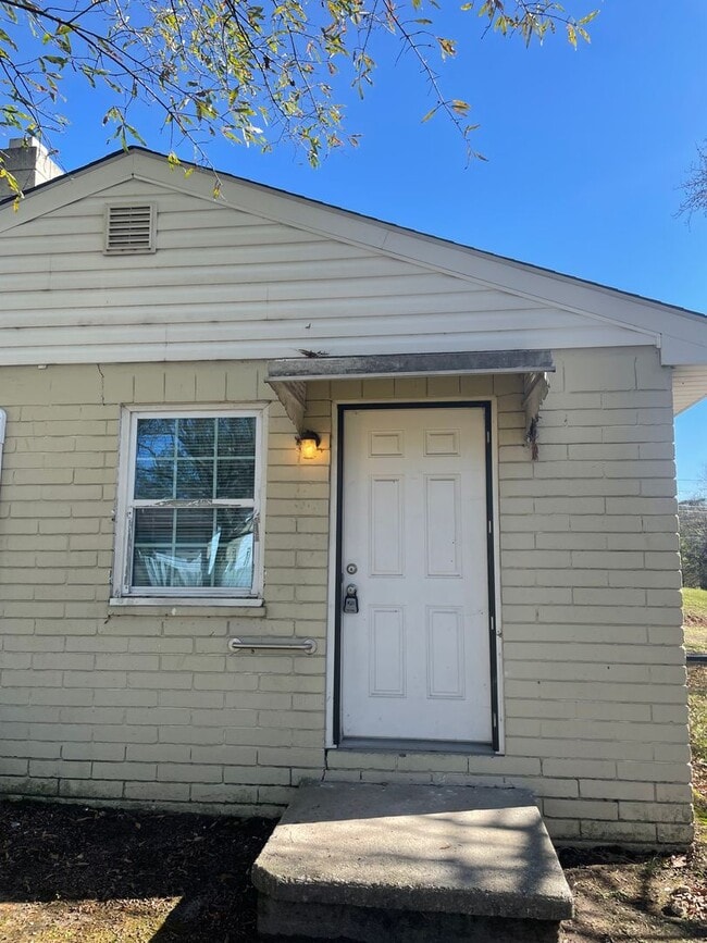 Building Photo - Newly Renovated One Bedroom Duplex