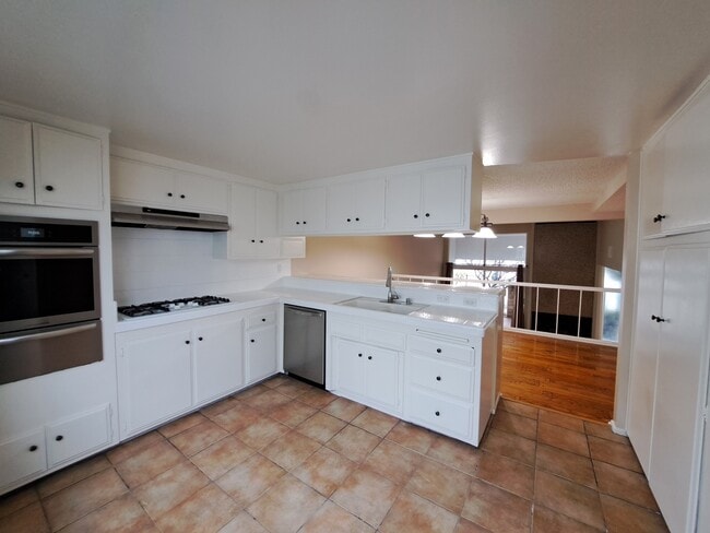 Building Photo - 4339 W Sarah St