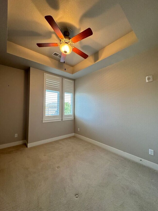 Building Photo - Beautiful Top Floor Condo-The Flats at Rig...