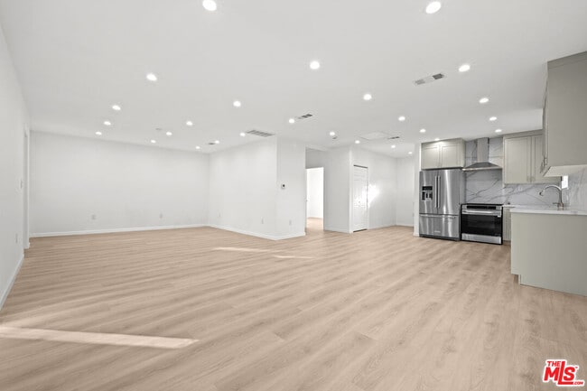 Building Photo - 1642 S Crest Dr