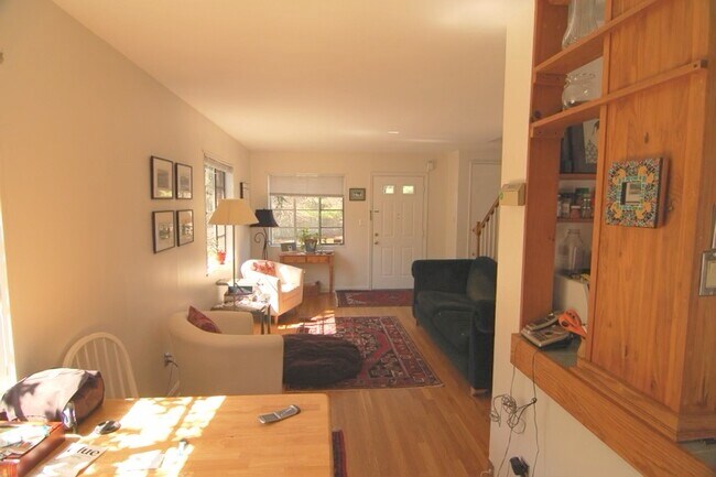 Foto del edificio - 6825 Sandy Spring Rd NW