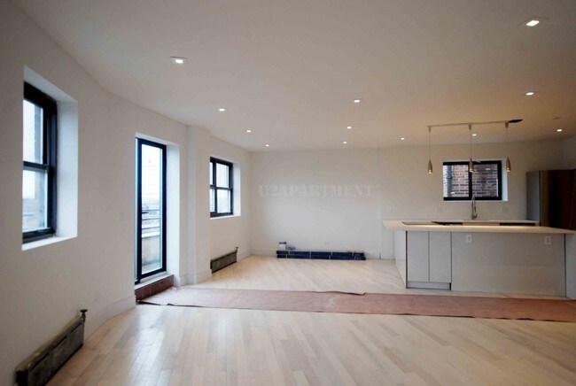 Building Photo - 370 e19