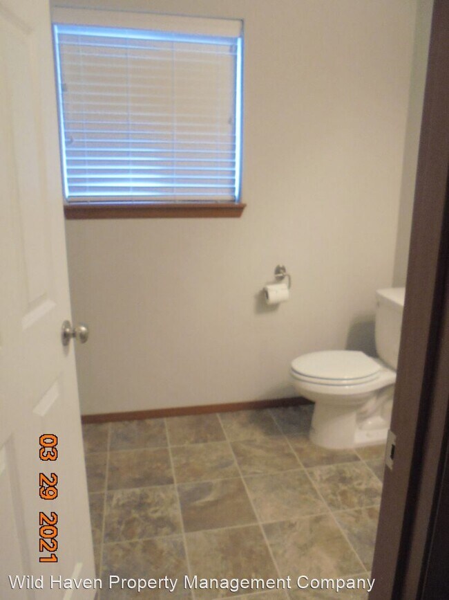 Building Photo - 3 br, 2.5 bath House - 1050 SE Elm St