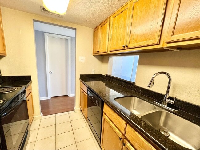 Building Photo - Two bedroom Lake Plaza Condo with Pool
