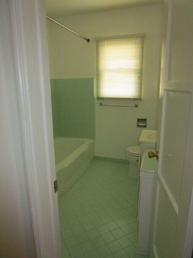 Building Photo - 1 Bedroom 1 Bath, Pet-Friendly triplex in ...