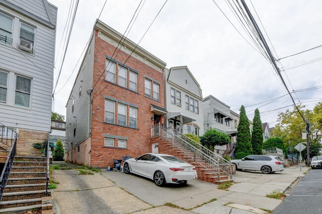 Building Photo - 572 Liberty Ave