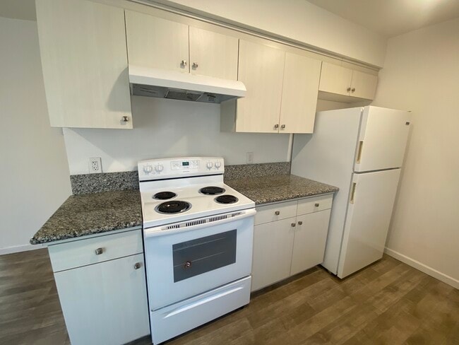 kitchen - 3357 E Terrace Ave