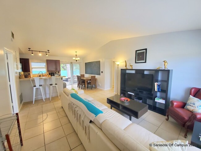 Building Photo - BEAUTIFUL 4 BEDROOM 2 BATHROOM HOME LOCATE...