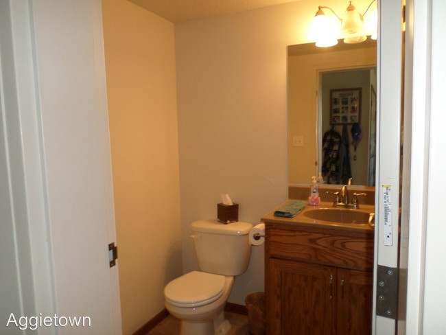 Building Photo - 3 br, 2.5 bath House - 502 Highland Ridge