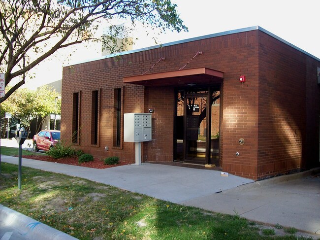 Building Photo - 320 S Linn St