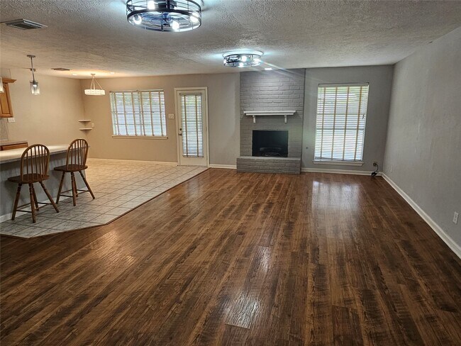 Building Photo - 2701 Henderson Ln