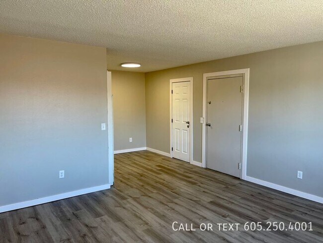 Building Photo - Newly Renovated 2 Bedroom Apartment