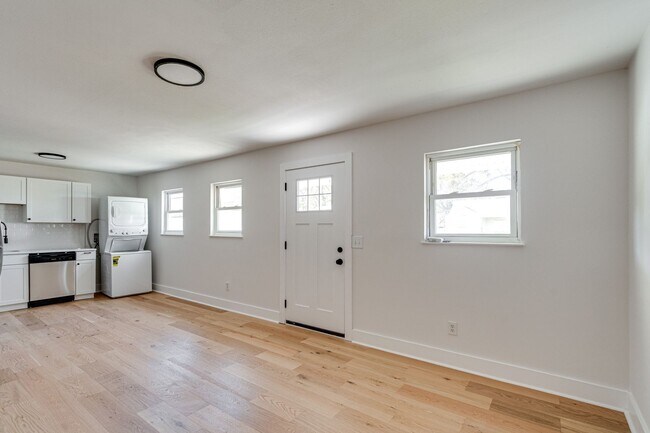 Foto del edificio - FULLY RENOVATED duplex in East Ridge!