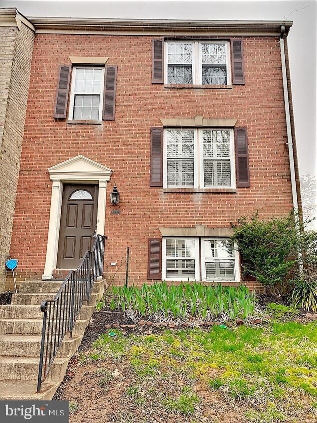 Welcome to this beautifully maintained brick end residence in the heart of Falls Church, where co... - Welcome to this beautifully maintained brick end residence in the heart of Falls Church, where co...