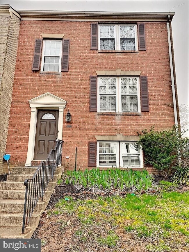 Welcome to this beautifully maintained brick end residence in the heart of Falls Church, where co... - Welcome to this beautifully maintained brick end residence in the heart of Falls Church, where co... Townhome