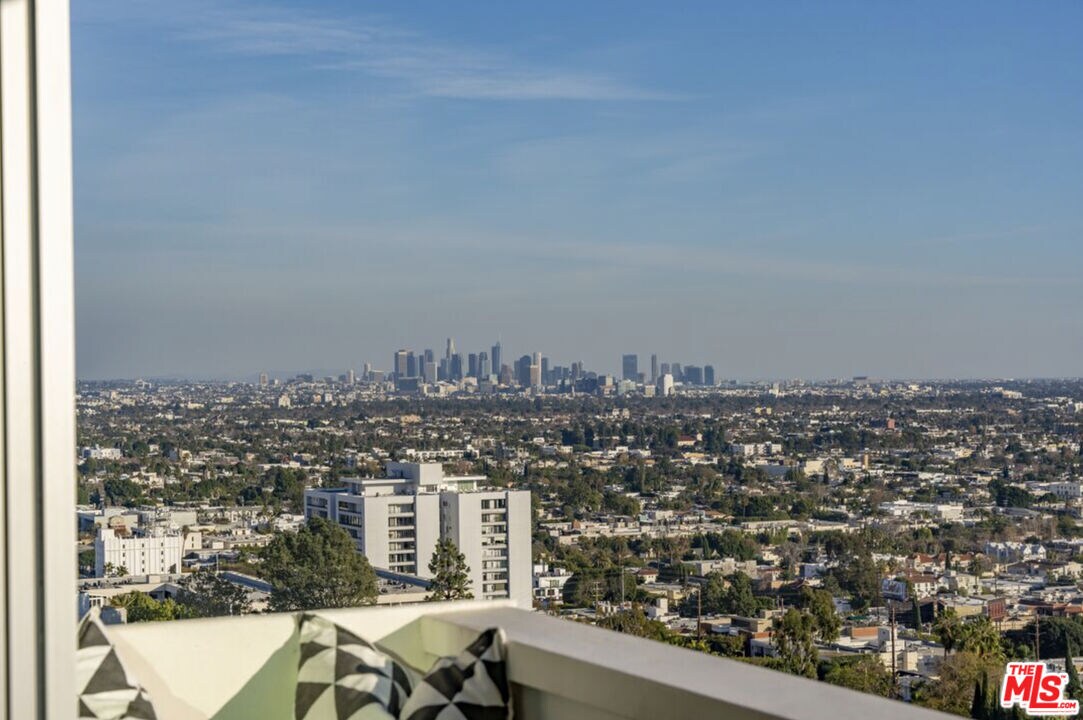 Foto principal - 8787 Shoreham Dr