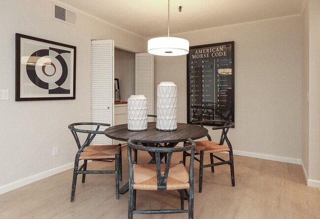 Foto del edificio - Beautiful and very Spacious 1BR 1BA Condo in Mountain View